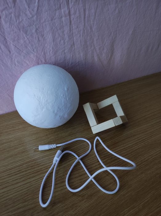 Ornament Lună, Amazon