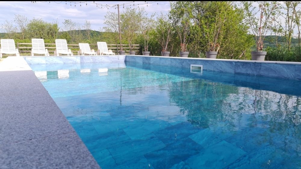 Cabana de inchiriat cu piscina, jacuzzi., ciubar.
