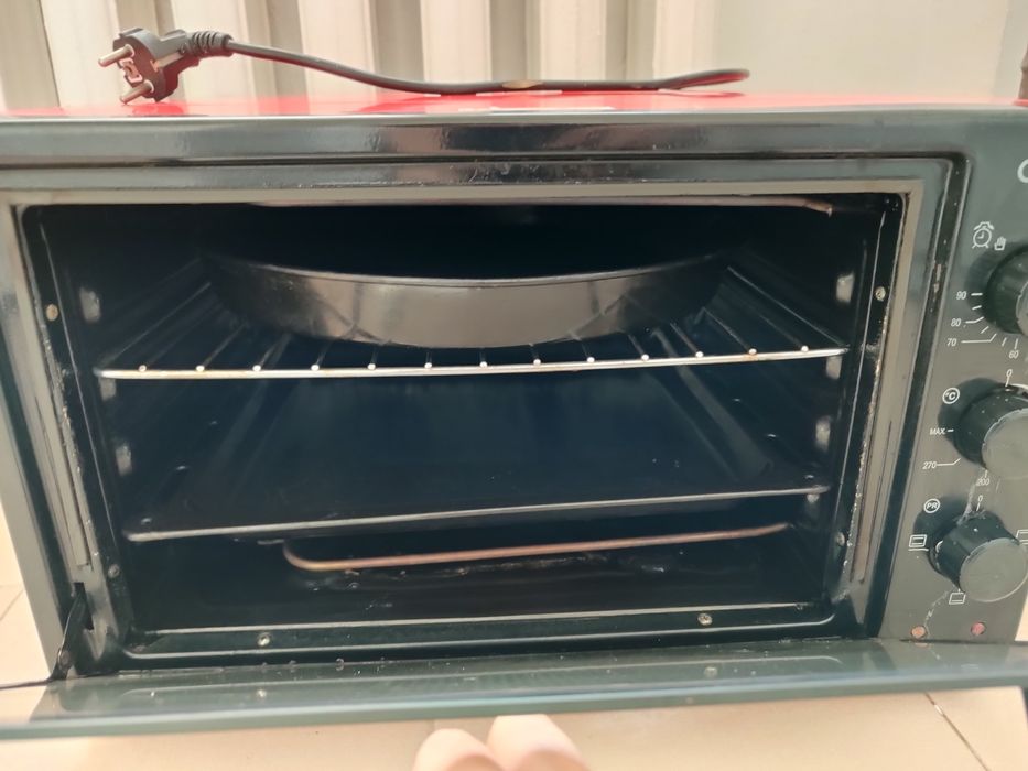 Продам духовку artel