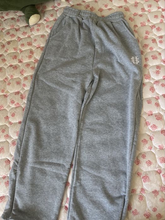 Штаны серые.