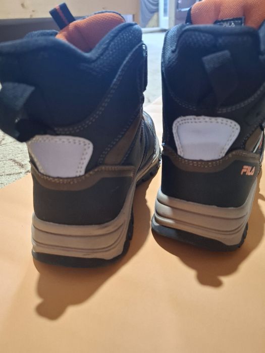 Продавам нови зимни боли за момче,марка Fila