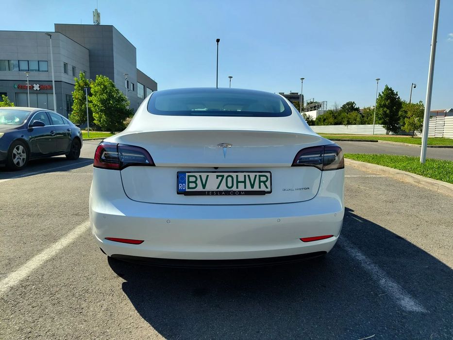 Tesla Model 3 Tesla model 3 long range dual motor interior alb