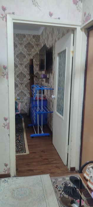 Массив Феруза продается 1  в 2 комн  2 й этаж, ремонт, таксопарк 4