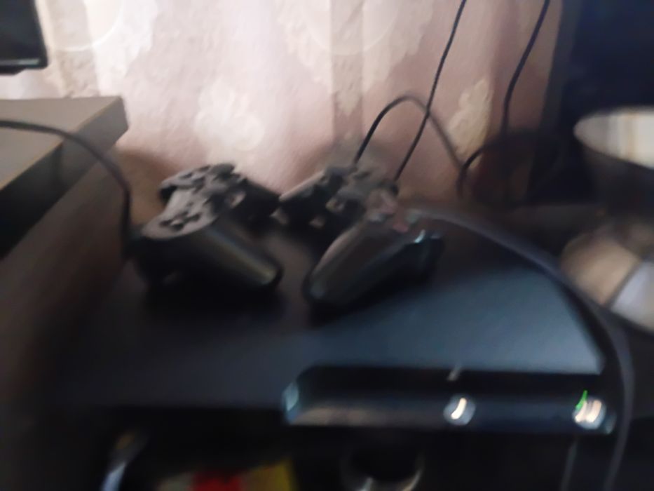 PS3 slim ideal o'yinlarni yozilgan djoystiklari bor