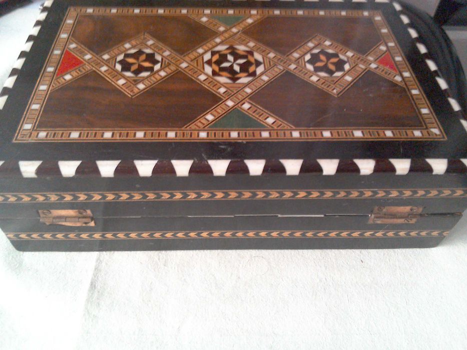 Joc șah cu toate piesele, casetă intarsii, furnir lemn exotic