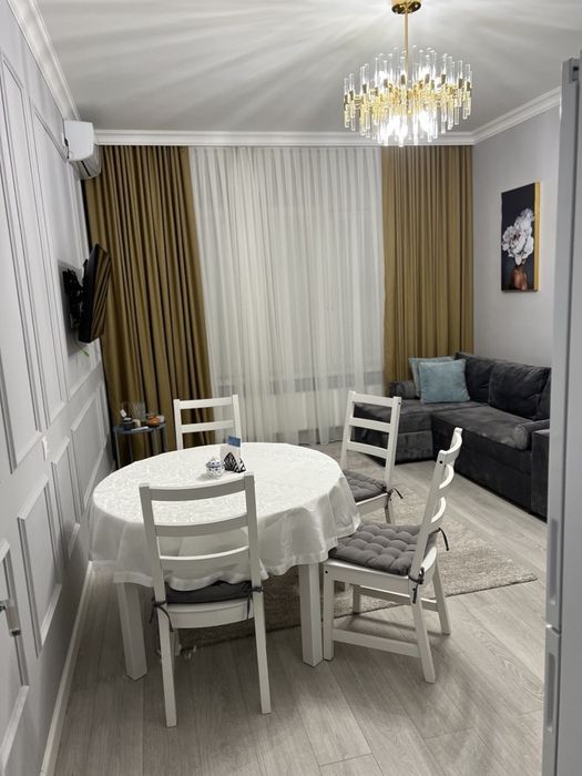 Продам круглый стол и 6 стулье.