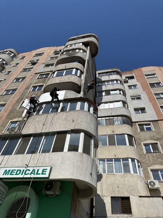 Alpinisti utilitari executam izolatii exterioare 150 lei/mp