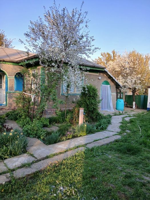 Vând casă bătrânească+teren