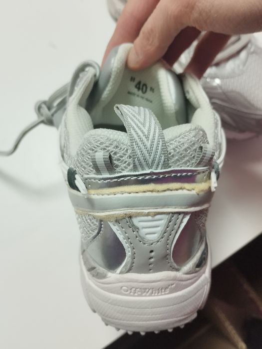 Спортивные кроссовки