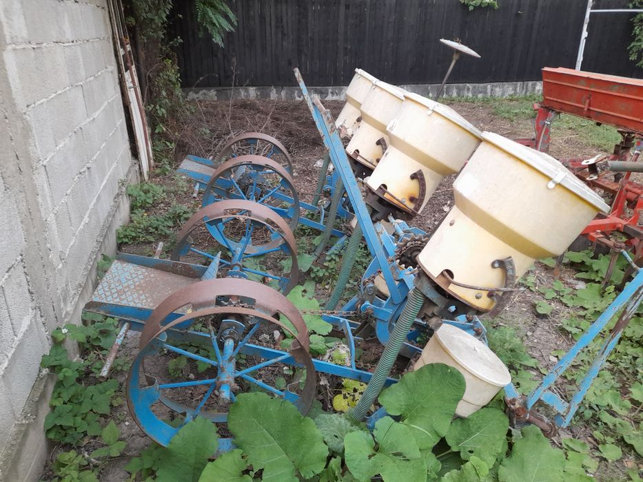 Vând Semănătoare pentru porumb 4 rânduri mecanic
