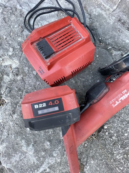 HiLTi  ъглошлайф AG 125-A22 с батерия и зарядно цената е за комплекта