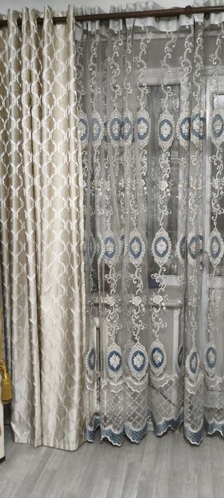 Диван,две спальные кровати,ковры,шторы.