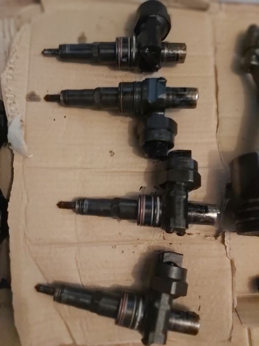 Vând injectoare+pistoane+capac de pe un A4 b5 1.9 tdi din 2001 ATJ