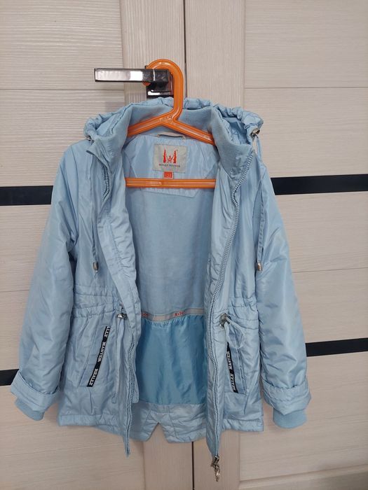 Продам два демисезонных пальто для девочки