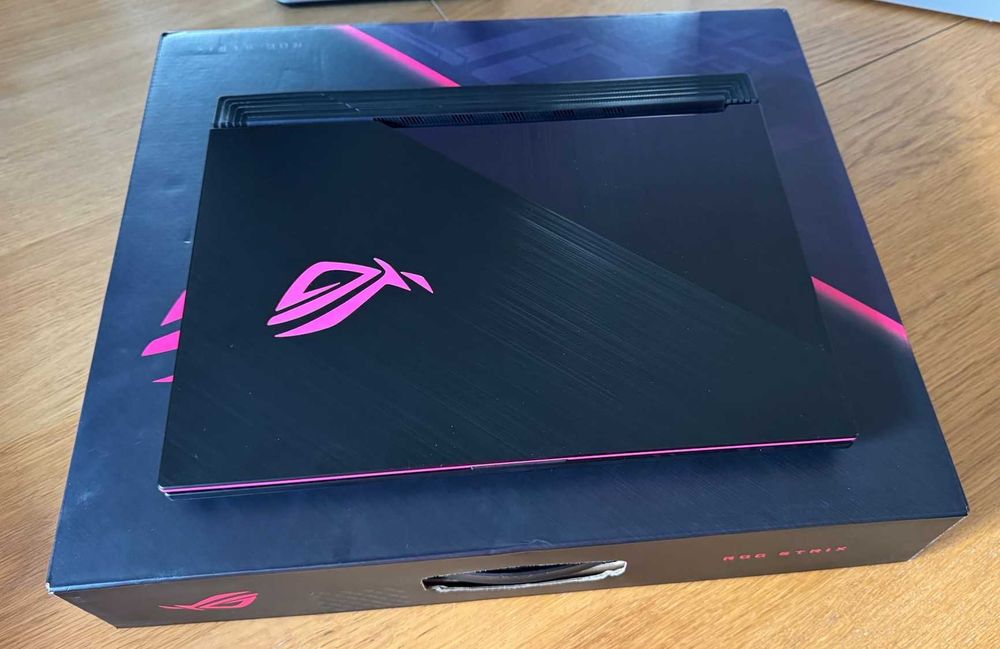 Laptop Gaming ASUS ROG Strix G15 G512LW | nVidia RTX 2070 8GB | Intel i7 5.1 GHz |DDR4 16GB | SSD 512GB | FHD 144Hz |  ca NOU!