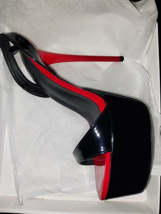 Черни лачени сандали с висок ток