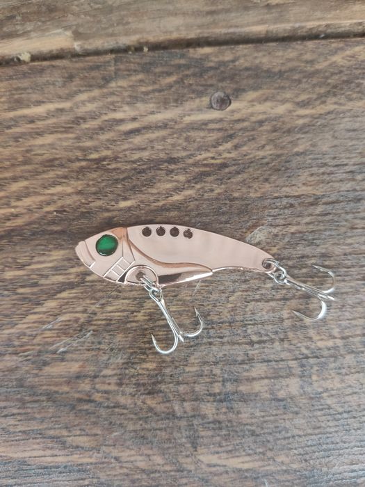 Цикада с розов цвят