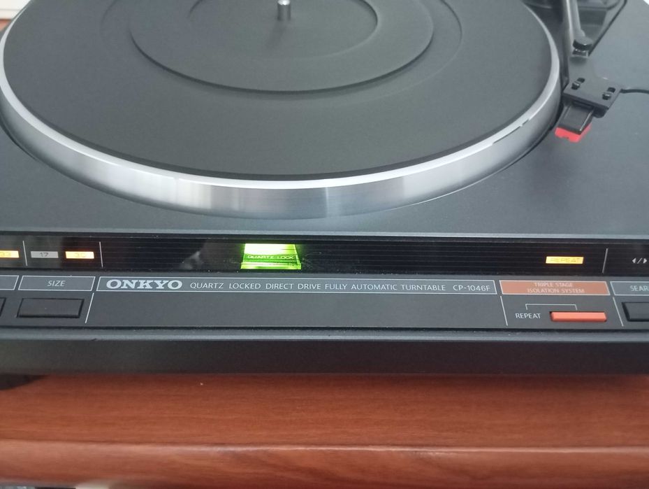 ONKYO винтажный проигрыватель винил дисков.