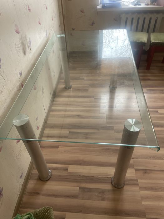 Продаю стол стеклянный