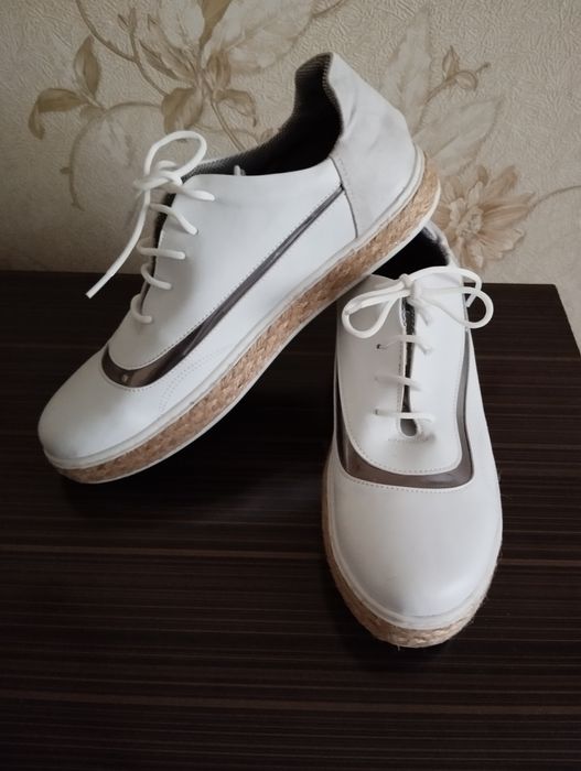 Продам новые кроссовки за пол цены 150 т