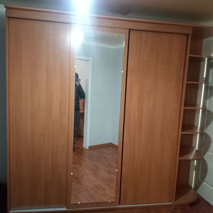 Продам шкаф в хорошем состоянии .