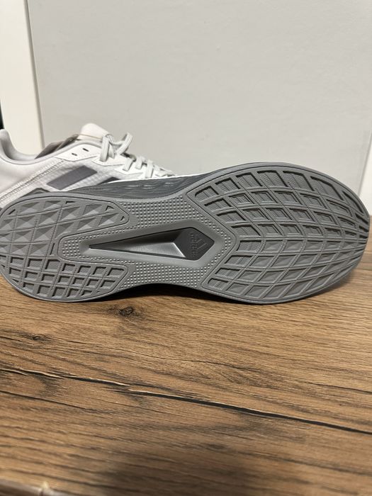 Продам оригинальные кроссовки adidas
