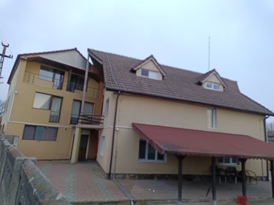 2 cladiri,Autorizat ISU,18 camere, pretabil camin de batrani/pensiune