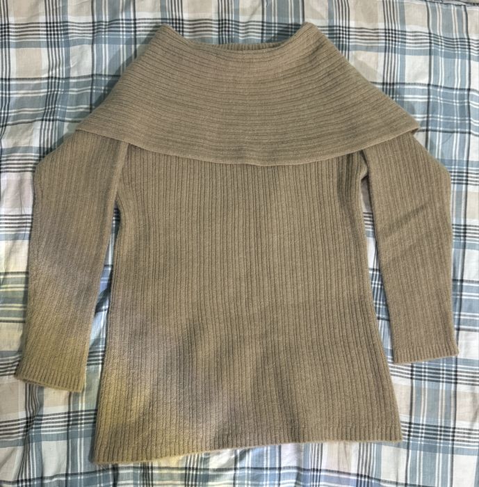 светло-коричневый свитер