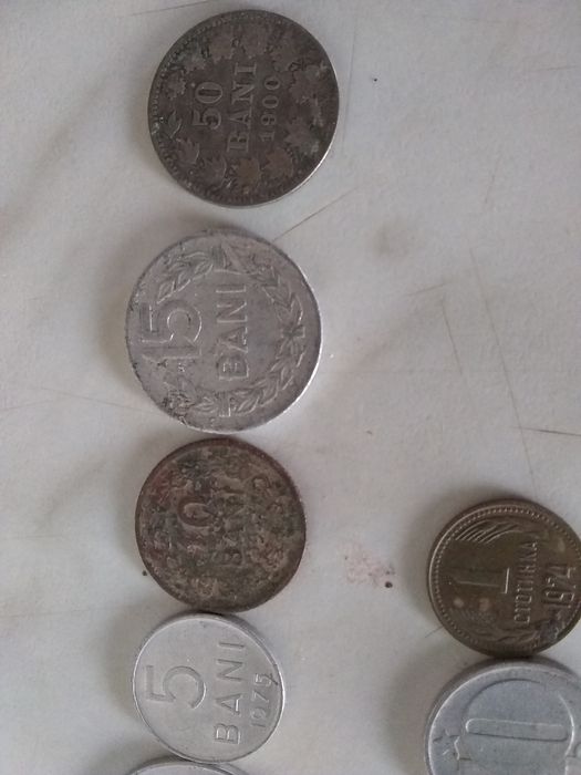 Monezi și bancnote vechi.