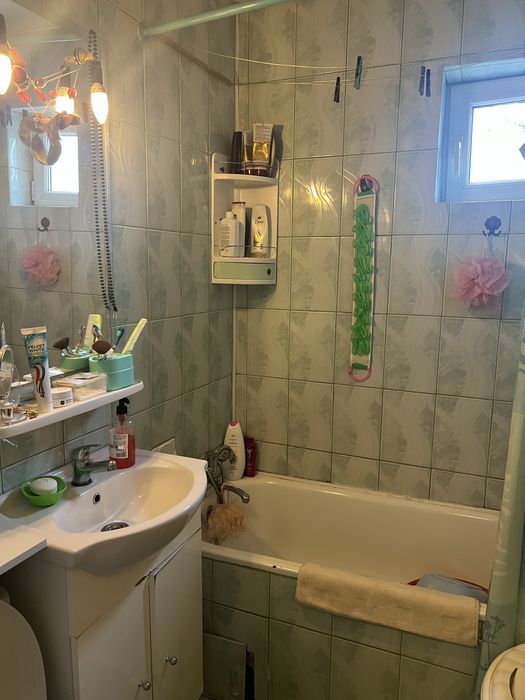 Schimb ap. doua camere etaj 4 /4  decomandat  Bucuresti  cu valeni  de  munte  Prahova