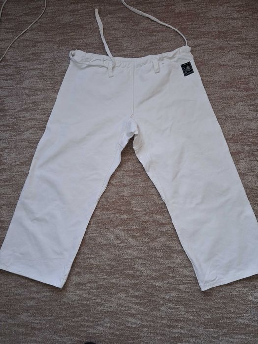 Vând kimono karate