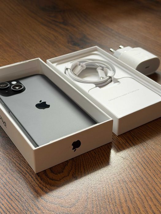 iPhone 15 256GB – Отлично състояние + много аксесоари