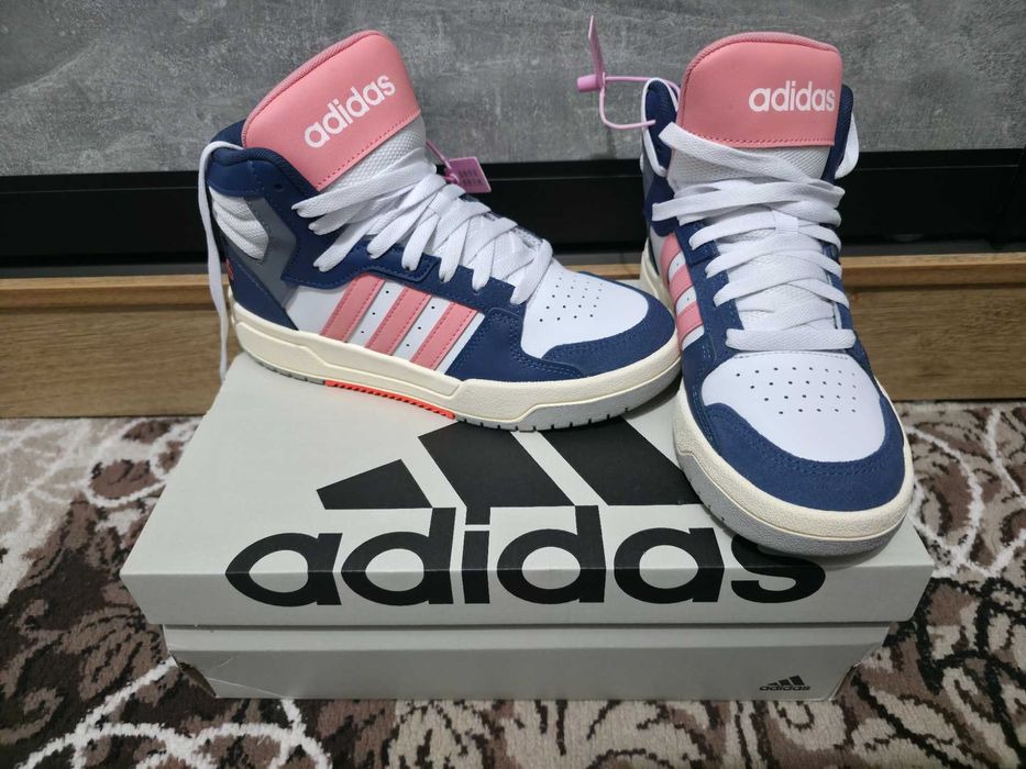 Женские кроссовки