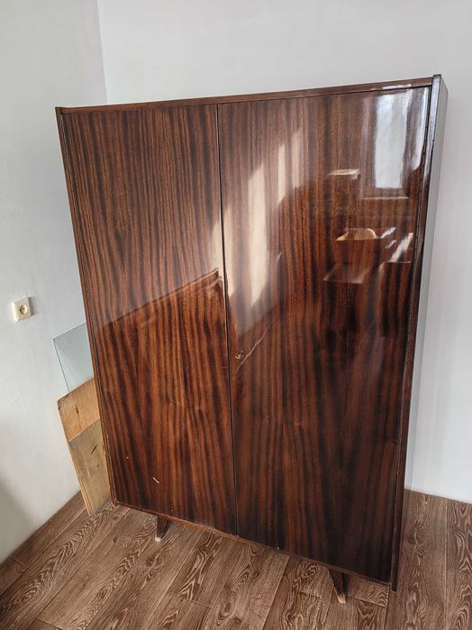 Отдам два шкафа плательных двустворчатых.