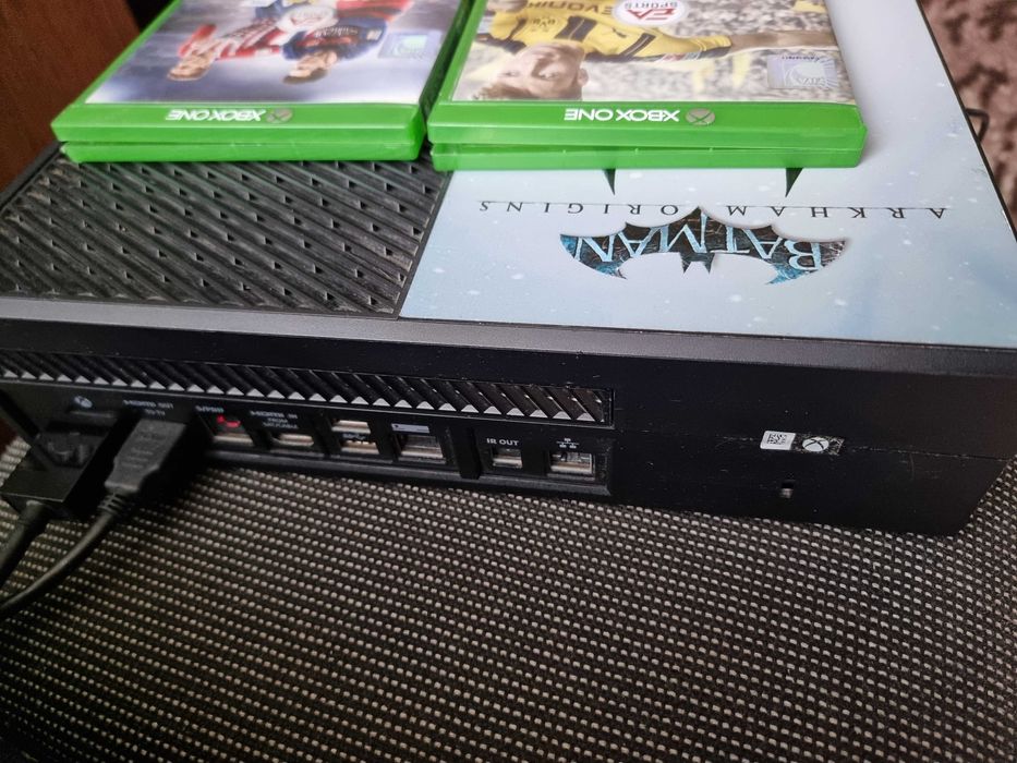 Xbox One Phat cu două Jocuri FIFA fără manetă