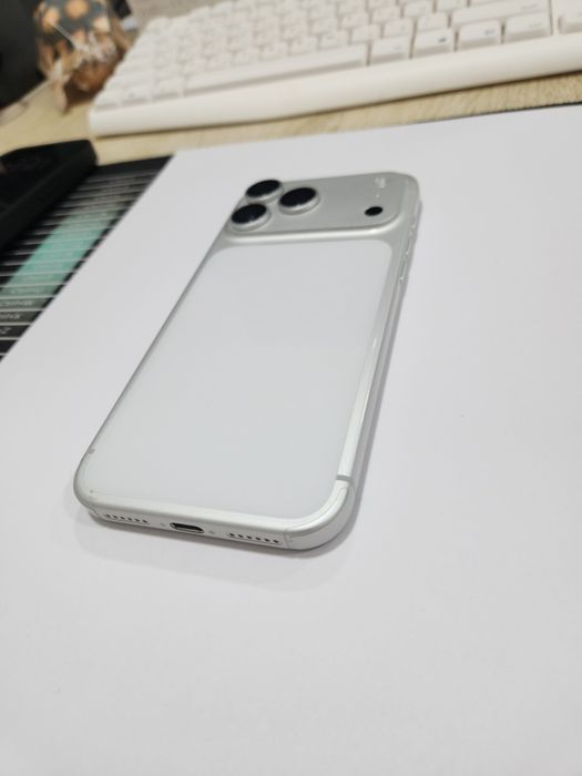 17 pro max 256 white