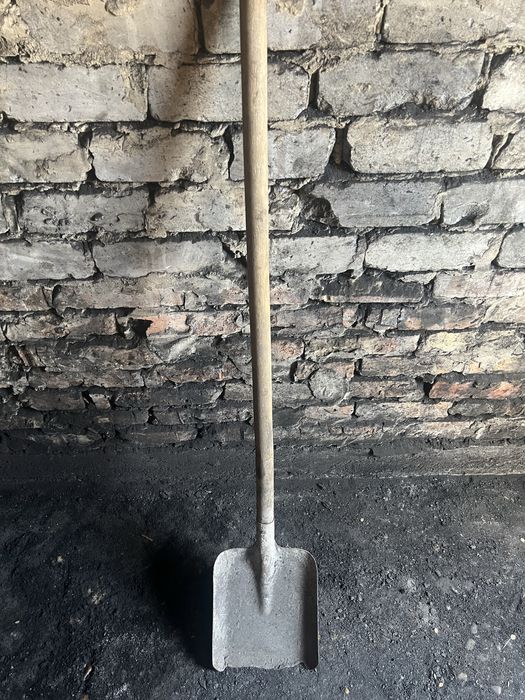 Продам две лопаты каждая 1500