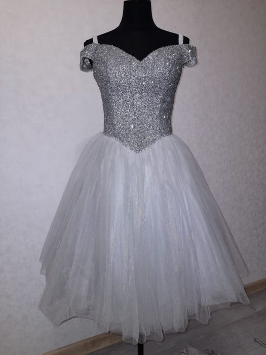 Продам новые платья