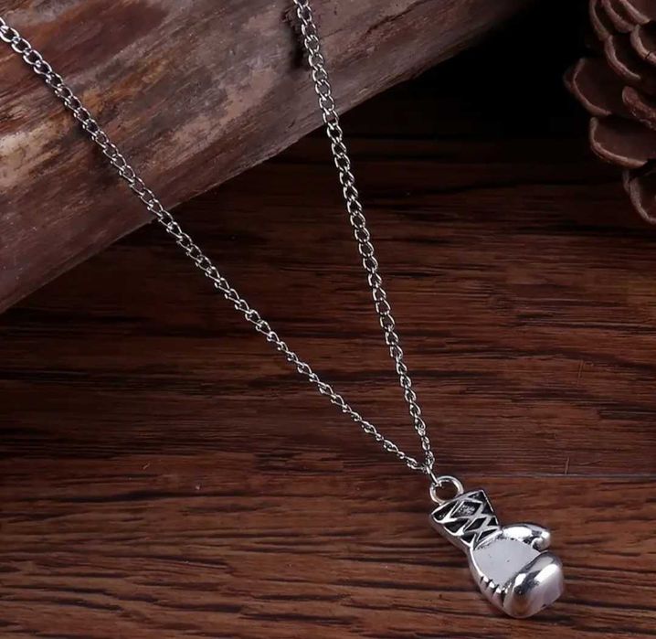 Ожерелье с боксерской перчаткой