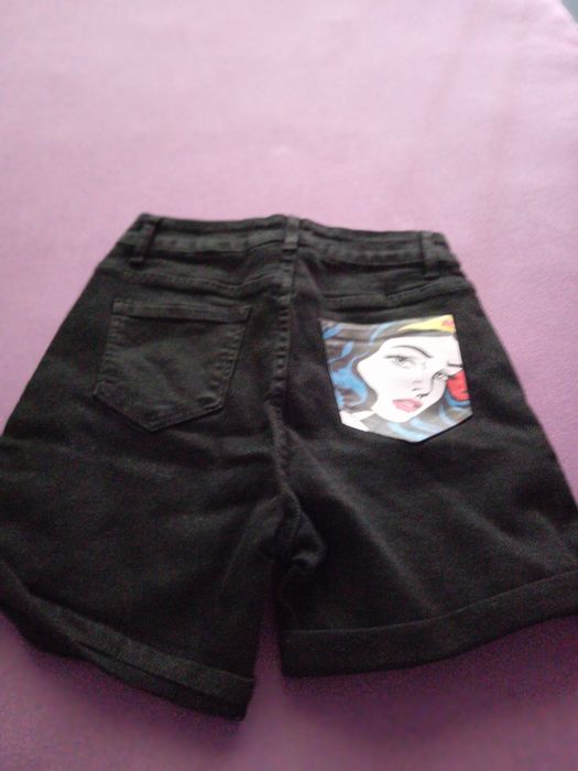 Кожено яке и къси панталонки.Панталонките са чисто нови ,