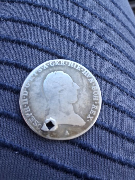 сребърен талер пробита е