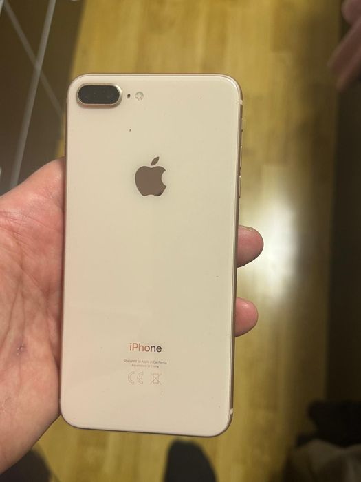 Продавам iPhone 8+