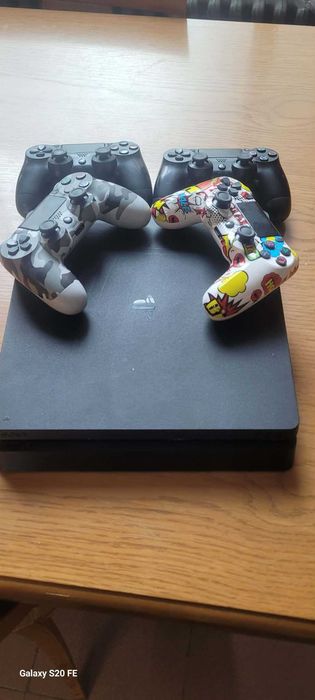 Продавам безупречно PS4 с 5 джойстици