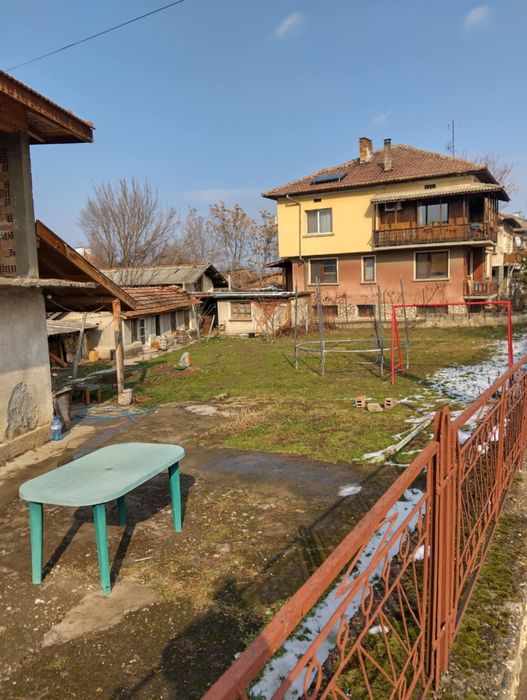 Продавасе двоетажна къща напълно обзаведена