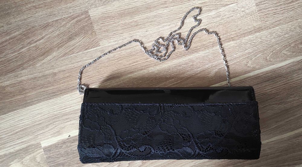 Елегантна, черна  чанта с дантела и черен лак