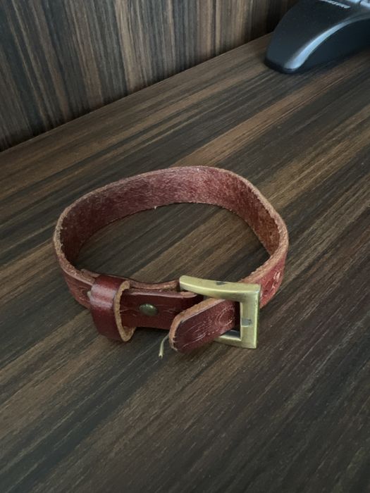 Vând diferite brățări din piele sau bile semipretioase.