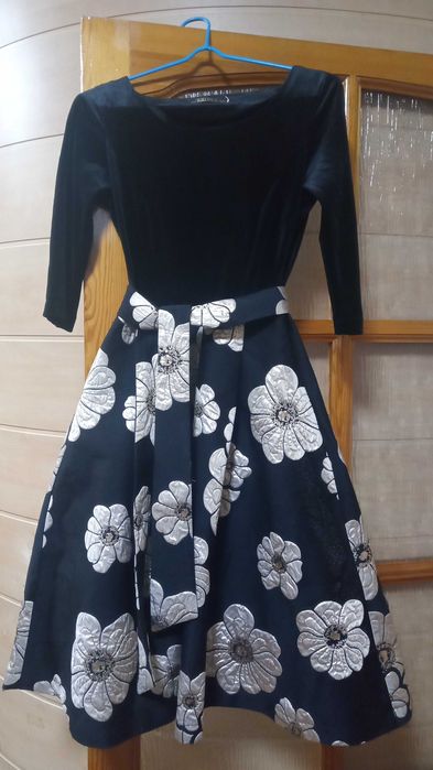 Черное коктейльное платье с цветочным золотым узором