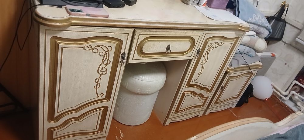 Спальный мебель в среднем состояние