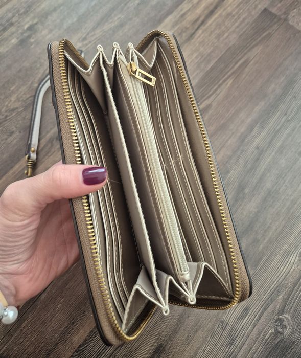 Дамски портфейл Guess