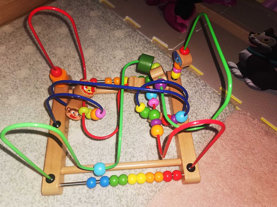 Детска дървена играчкаиграчка лабиринт